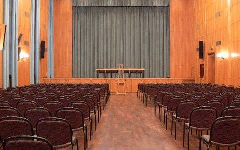 Bürgersaal im Rathaus Zehlendorf, Saal mit Bühne in Berlin-Steglitz-Zehlendorf