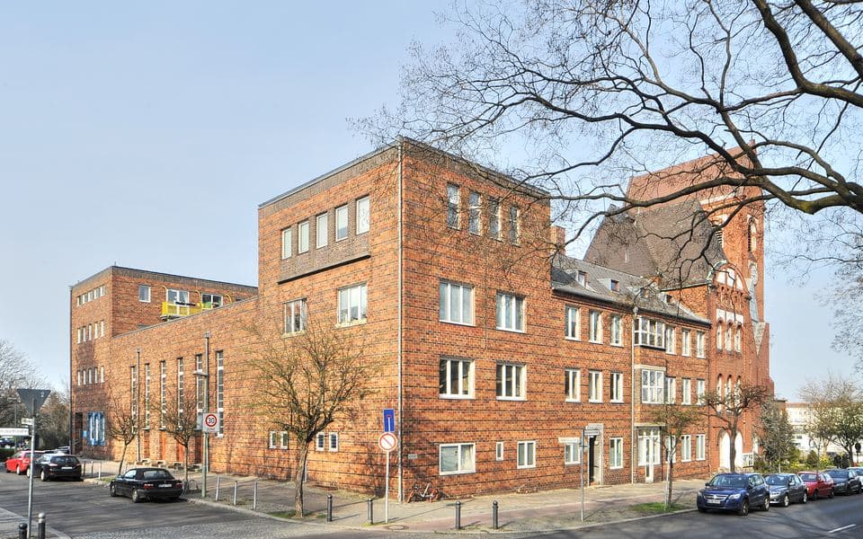 Epiphaniensaal, Gemeindesaal mit Bühne in Berlin-Charlottenburg-Wilmersdorf