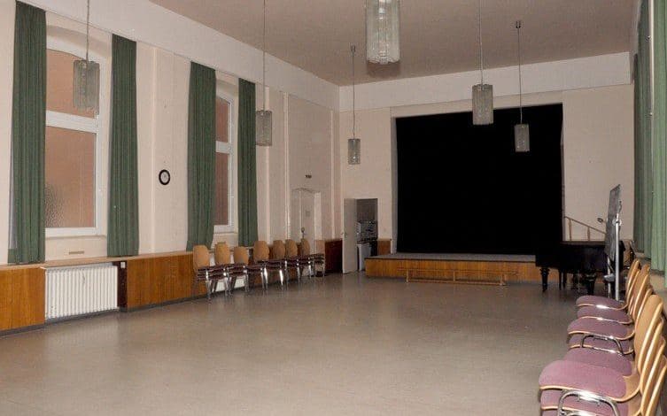 Gemeindesaal der Ev. Kirchengemeinde Hermsdorf, Gemeindesaal mit Bühne in Berlin-Reinickendorf