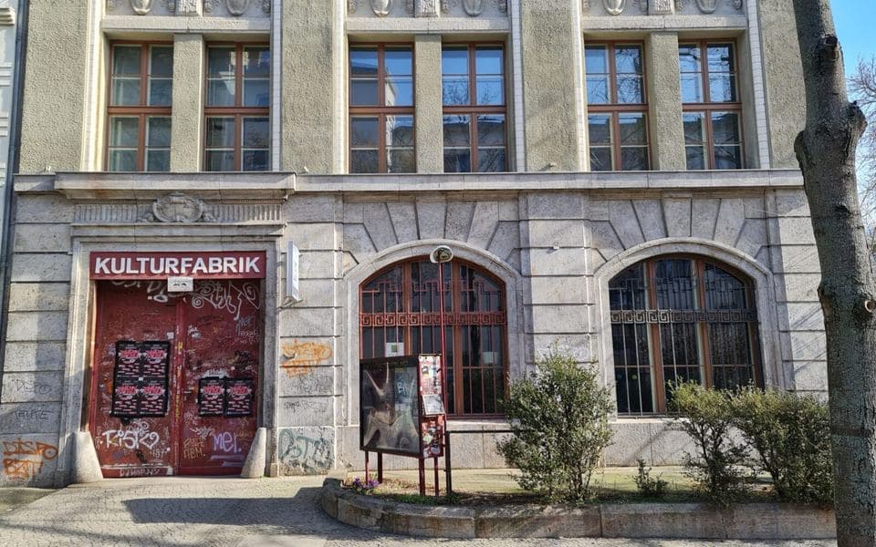 Kufa-Café in der Kulturfabrik Moabit, Café mit Bühne in Berlin-Mitte