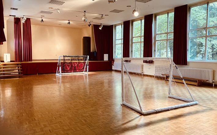 Phoenix im Mehrgenerationenhaus, Saal mit Bühne in Berlin-Steglitz-Zehlendorf
