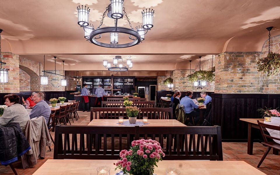 Zollpackhof, Augustiner Keller, Restaurant mit Biergarten in Berlin-Mitte